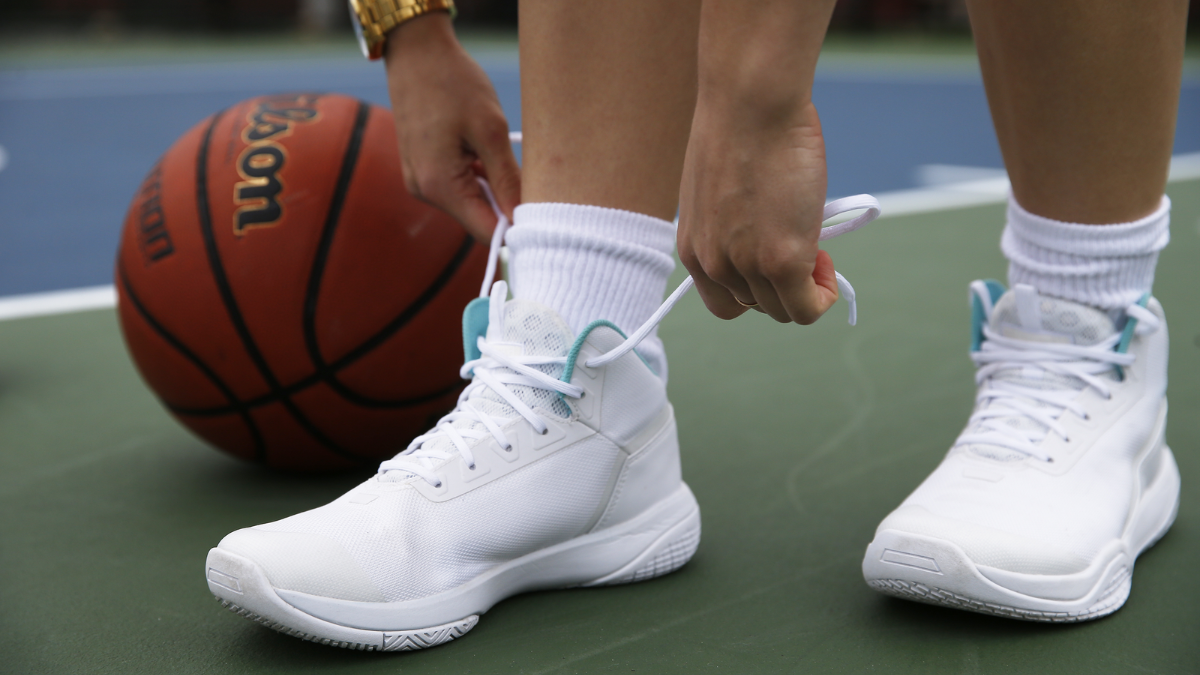 Vệ sinh giày bóng rổ đúng và cách bảo quản để luôn có một đôi giày ra sân hoàn hảo Hinh anh 9: Ve sinh giay bong ro dung va cach bao quan de luon co mot doi giay ra san hoan hao