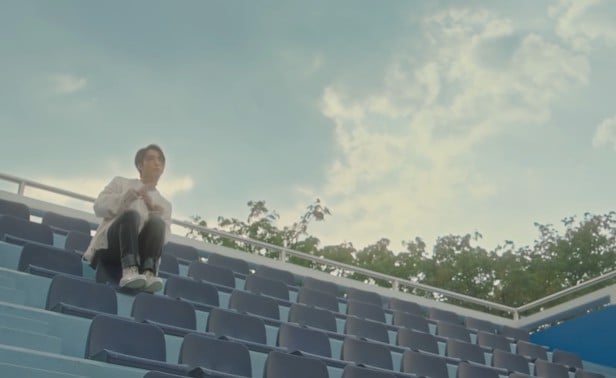 can-canh-doi-converse-fear-of-god-tren-chan-son-tung-mtp-trong-mv-muon