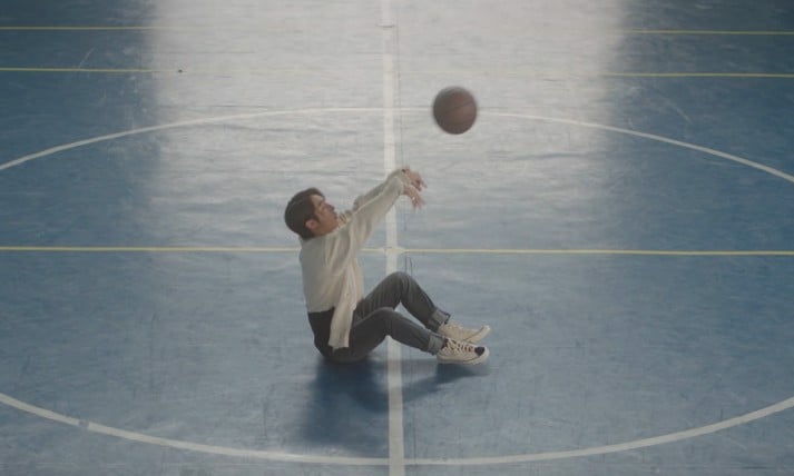 can-canh-doi-converse-fear-of-god-tren-chan-son-tung-mtp-trong-mv-muon