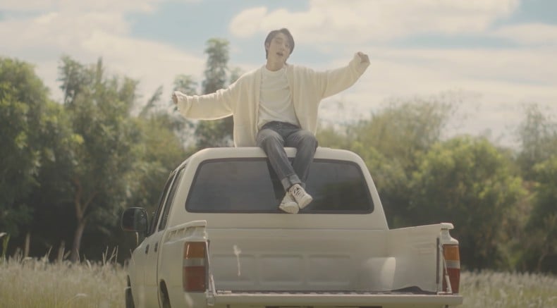 can-canh-doi-converse-fear-of-god-tren-chan-son-tung-mtp-trong-mv-muon-roi-ma-sao-con