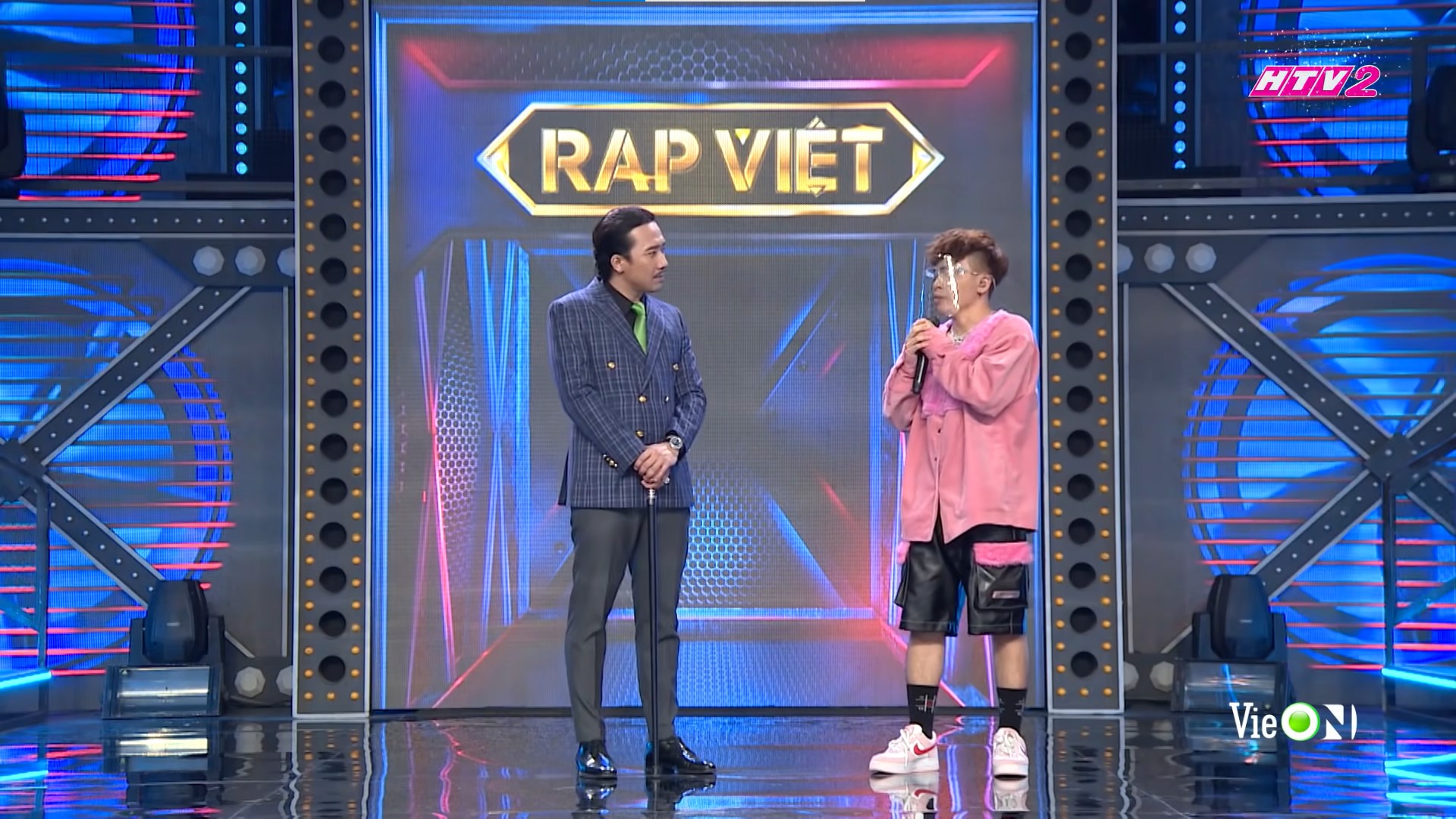 rap-viet-mua-2-tap-2-voi-su-thong-tri-cua-nhung-doi-giay-nike