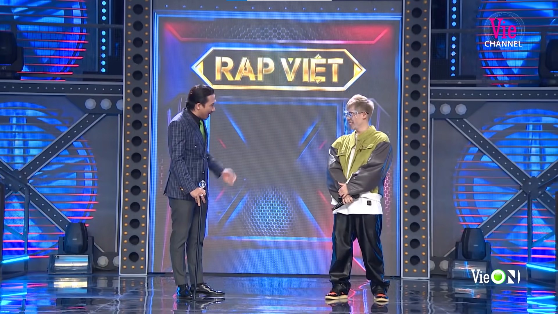 rap-viet-mua-2-tap-2-voi-su-thong-tri-cua-nhung-doi-giay-nike