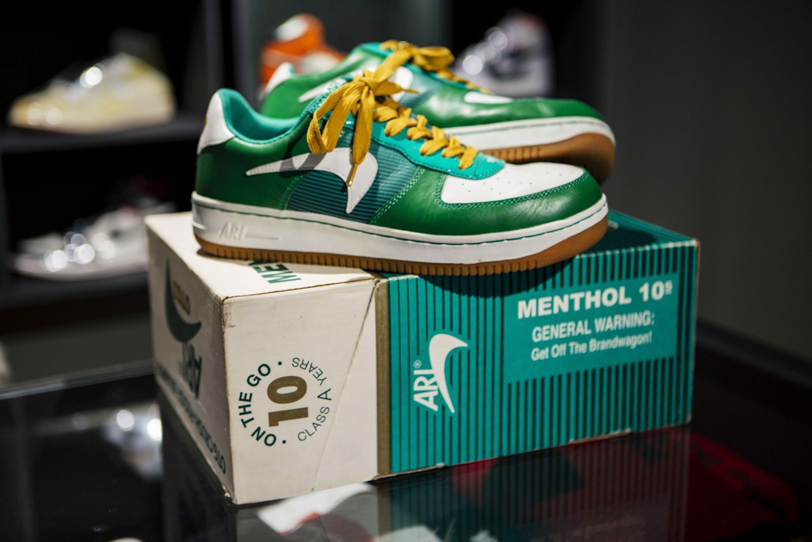 Điểm qua 5 mẫu giày thể thao gây tranh cãi nhất trong lịch sử Hinh anh 1: Diem qua 5 mau giay the thao gay tranh cai nhat trong lich su