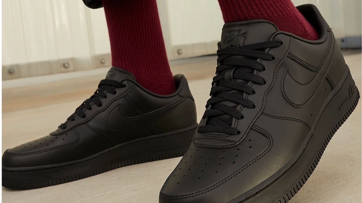 Những đôi sneaker màu đen không bao giờ lỗi mốt (Phần 1) Hinh anh 2: Nhung doi sneaker mau den khong bao gio loi mot (Phan 1)