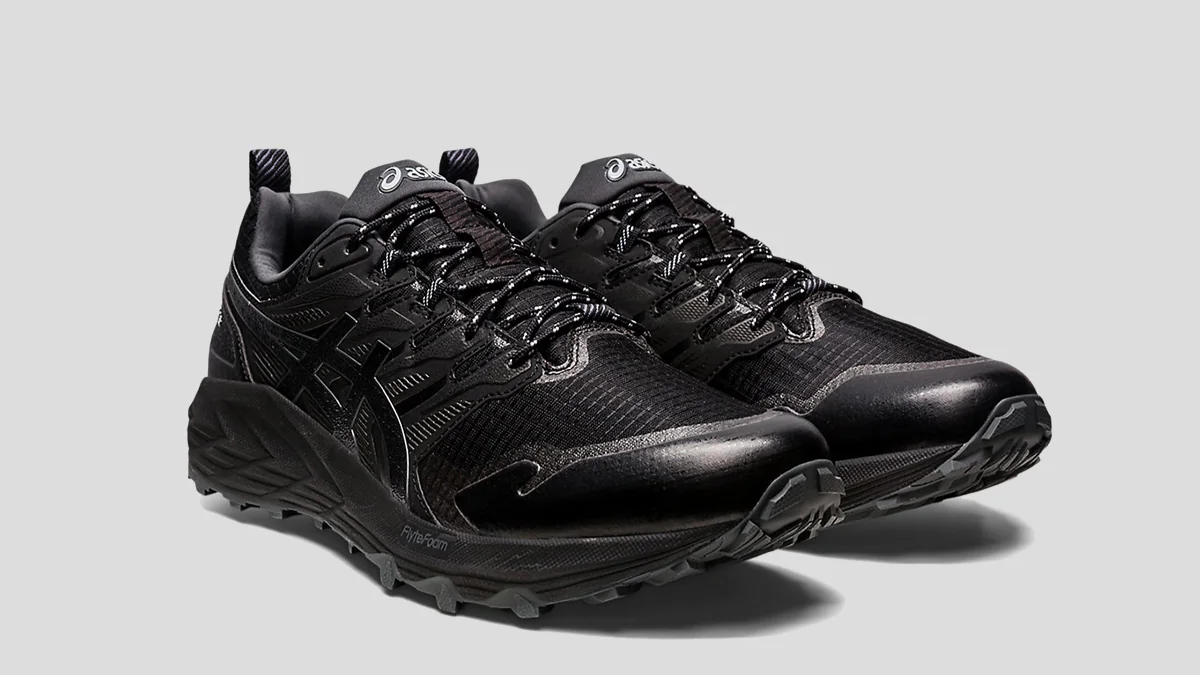 Những đôi sneaker màu đen không bao giờ lỗi mốt (Phần 1) Hinh anh 3: Nhung doi sneaker mau den khong bao gio loi mot (Phan 1)