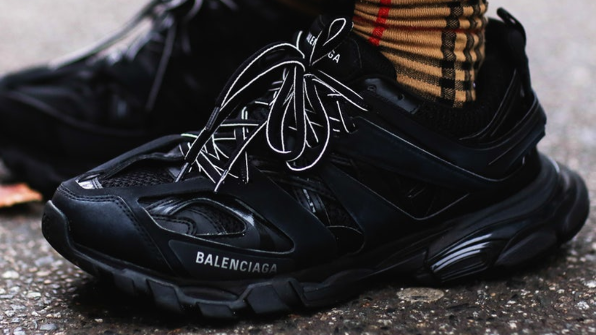 Những đôi sneaker màu đen không bao giờ lỗi mốt (Phần 1) Hinh anh 4: Nhung doi sneaker mau den khong bao gio loi mot (Phan 1)