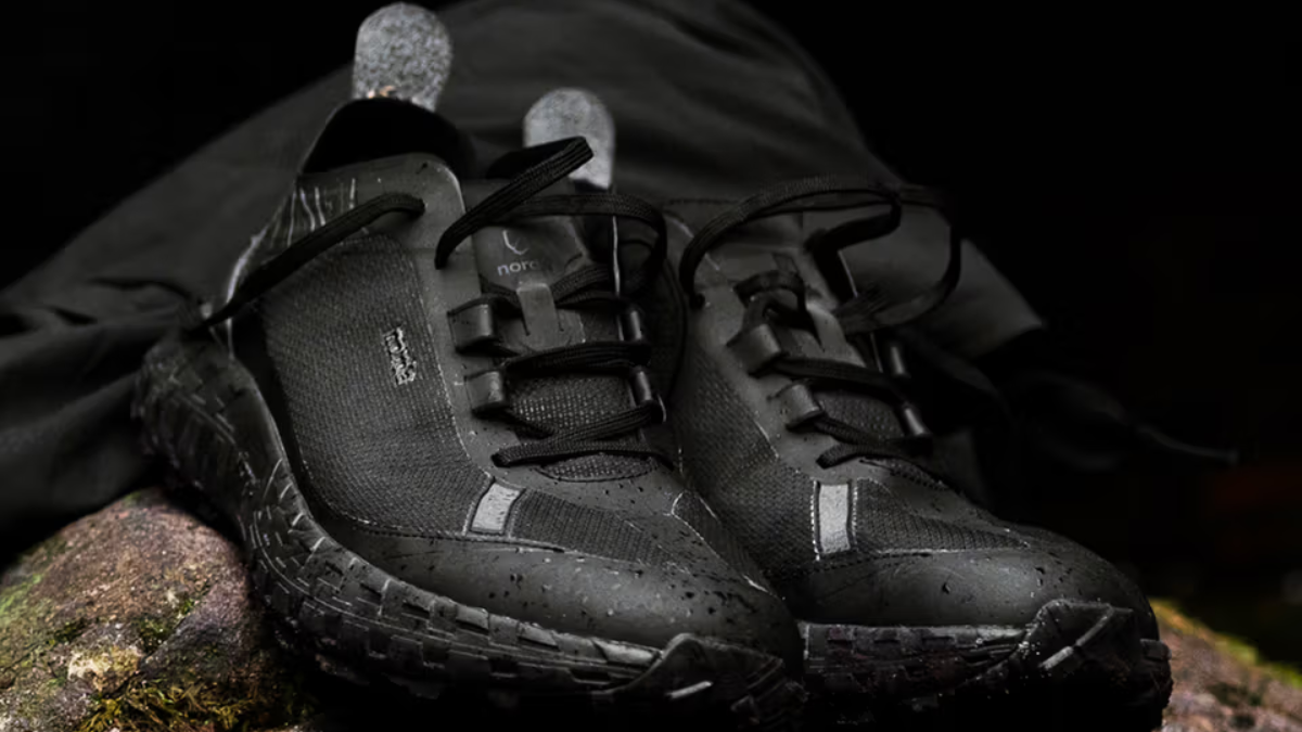 Những đôi sneaker màu đen không bao giờ lỗi mốt (Phần 1) Hinh anh 5: Nhung doi sneaker mau den khong bao gio loi mot (Phan 1)