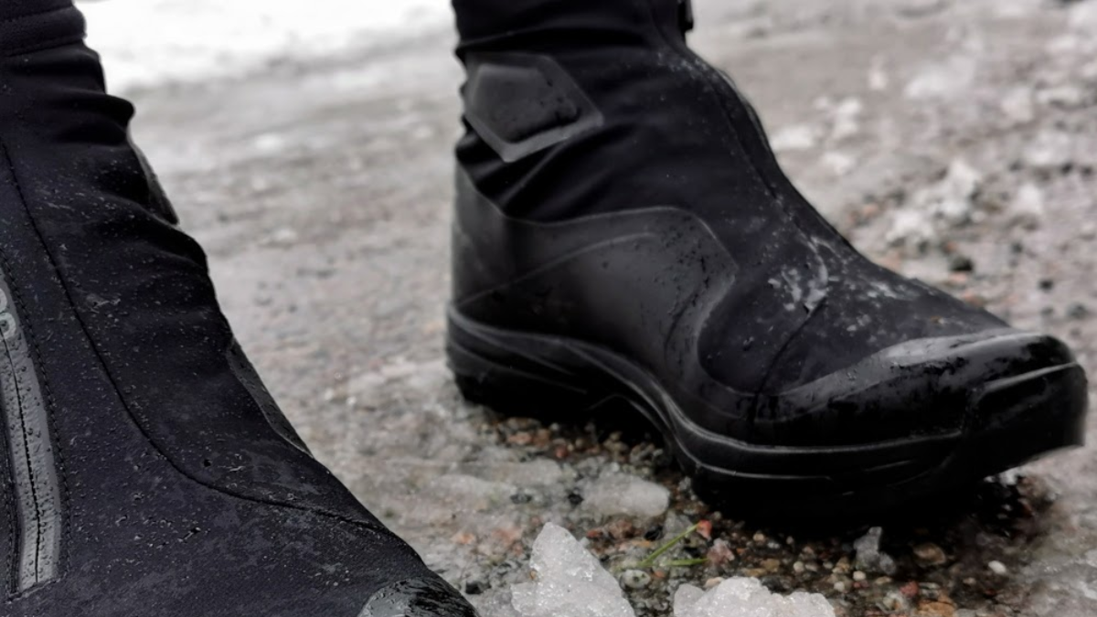 Những đôi sneaker màu đen không bao giờ lỗi mốt (Phần 1) Hinh anh 7: Nhung doi sneaker mau den khong bao gio loi mot (Phan 1)