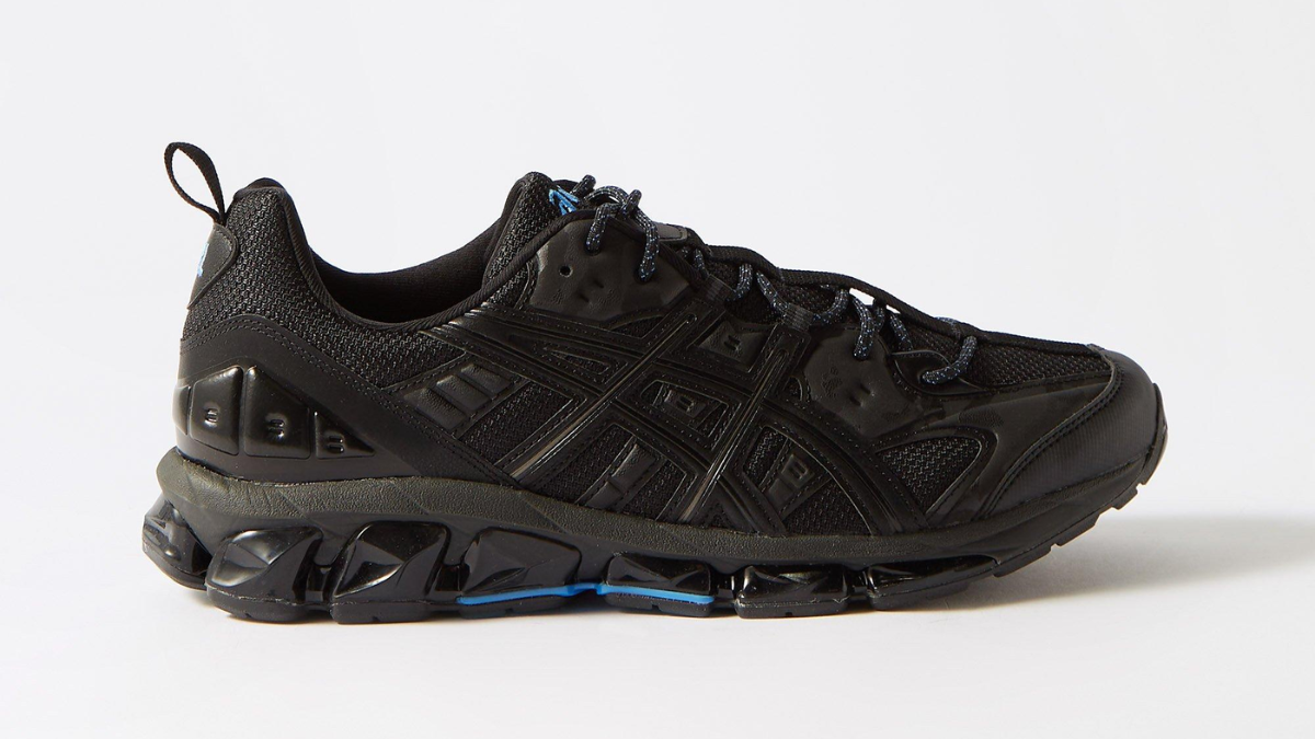 Những đôi sneaker màu đen không bao giờ lỗi mốt (Phần 1) Hinh anh 8: Nhung doi sneaker mau den khong bao gio loi mot (Phan 1)