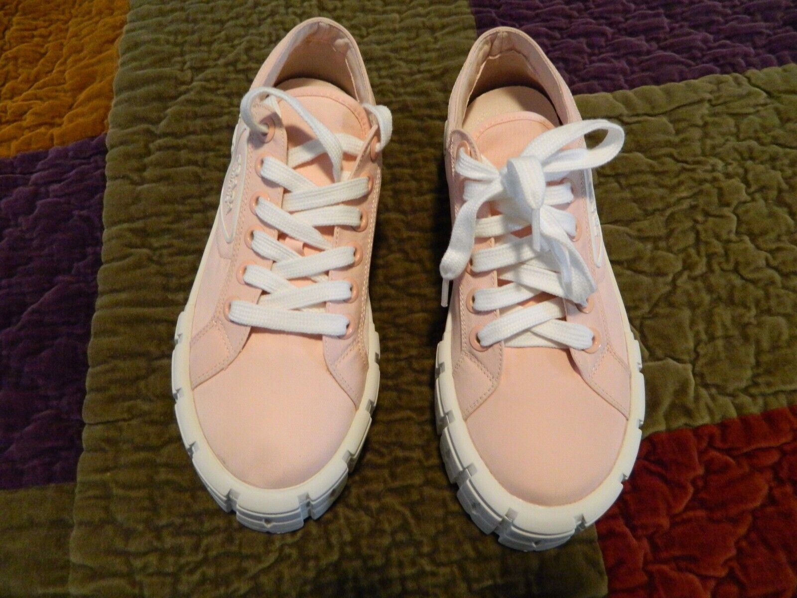 Điểm mặt những mẫu Luxury Sneaker bạn nên sở hữu cho mình trong hè 2023 này Hinh anh 5: Diem mat nhung mau Luxury Sneaker ban nen so huu cho minh trong he 2023 nay