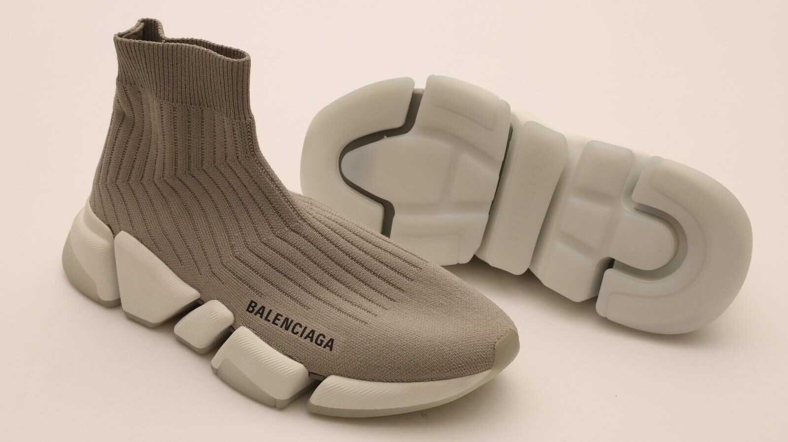 Điểm mặt những mẫu Luxury Sneaker bạn nên sở hữu cho mình trong hè 2023 này Hinh anh 8: Diem mat nhung mau Luxury Sneaker ban nen so huu cho minh trong he 2023 nay