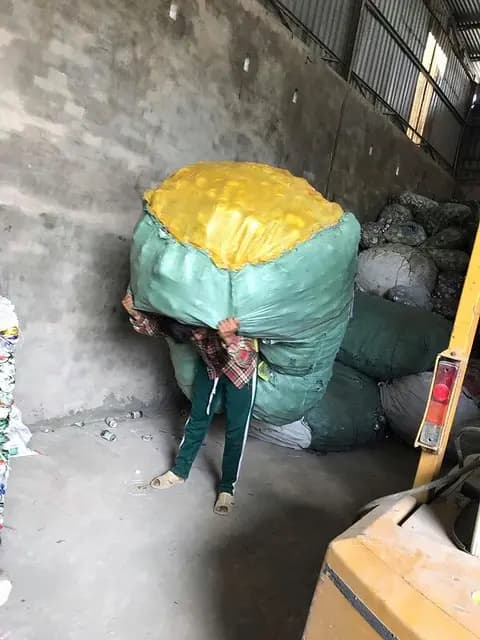 Một thanh niên ở An Giang khoe ‘thành tích’ khi lấy tiền 2 năm làm bốc vác, để sắm Travis Scott 28 triệu đồng.