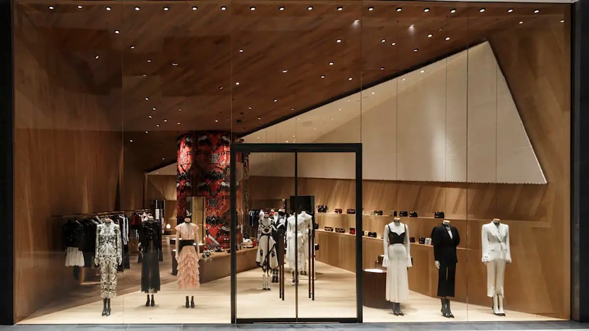 Alexander McQueen có phải được sản xuất hoàn toàn từ Ý không?