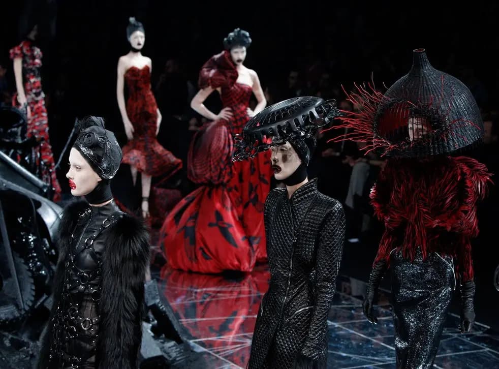 Alexander McQueen đã đưa một phần lịch sử u ám vào thời trang như nào?