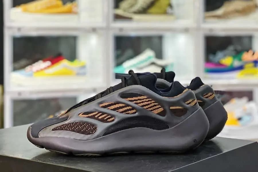 Legit check: Hướng dẫn cách phân biệt Yeezy 700 V3 Clay Brown Real và Fake