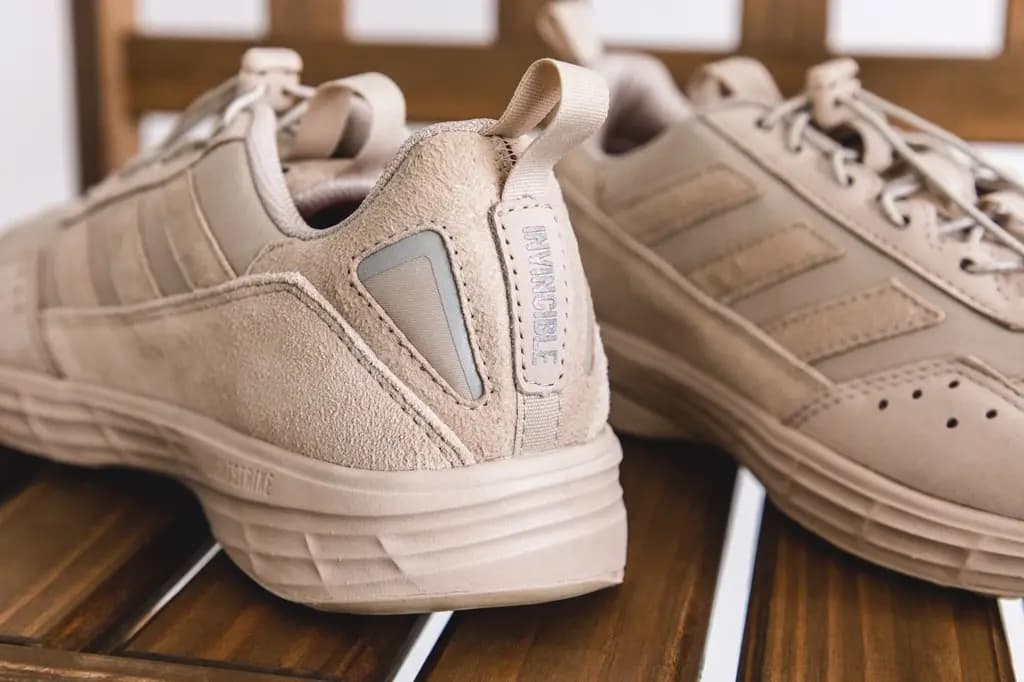 Cái nhìn cận cảnh về sản phẩm hợp tác của Invincible và adidas