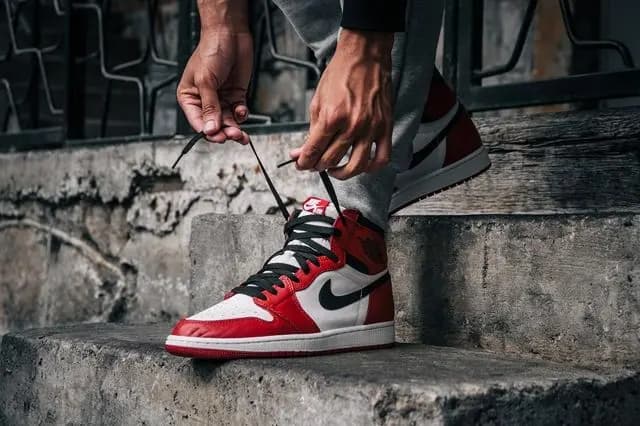 Air Jordan 1 'Lost &amp; Found', đôi giày nhuốm màu thời gian
