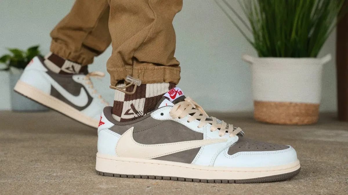 Những mẹo để phân biệt Travis Scott Jordan 1 Low "Reverse Mocha" real và fake