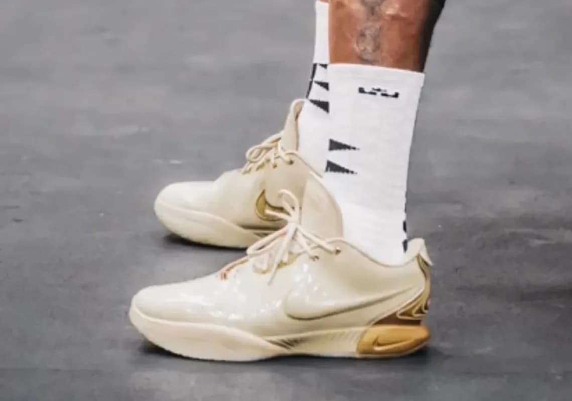 LeBron James ra mắt phiên bản Nike LeBron 21 mới
