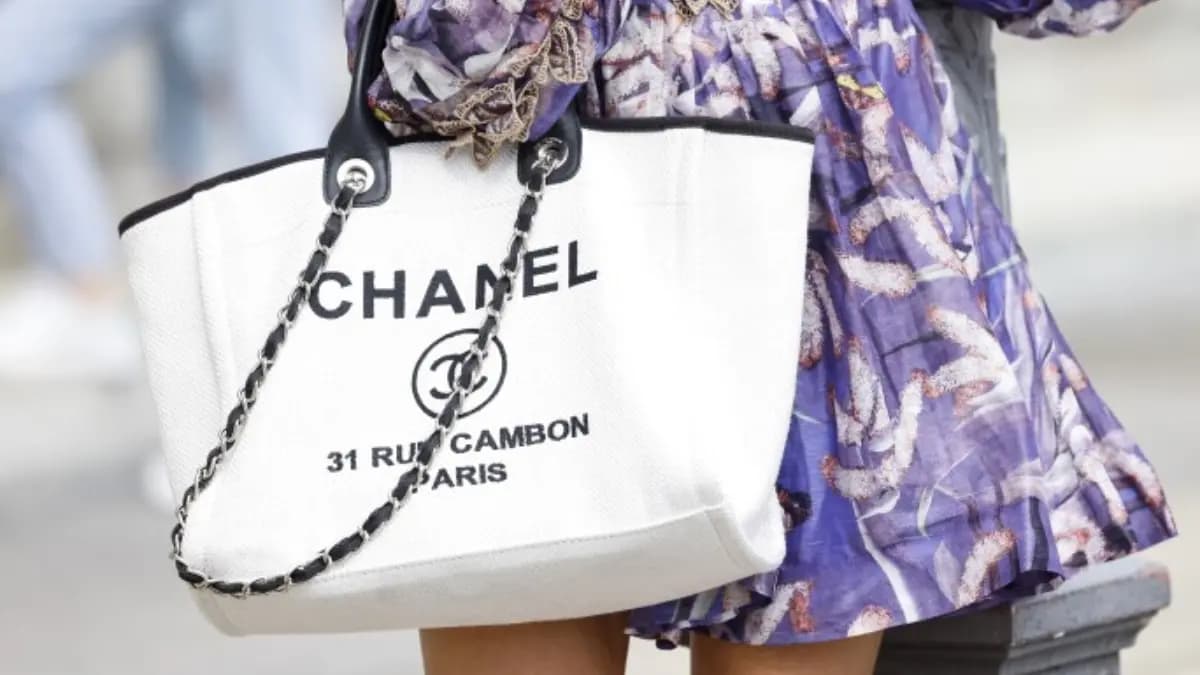 Túi xách Chanel Deauville: Người bạn đồng hành ven bờ biển