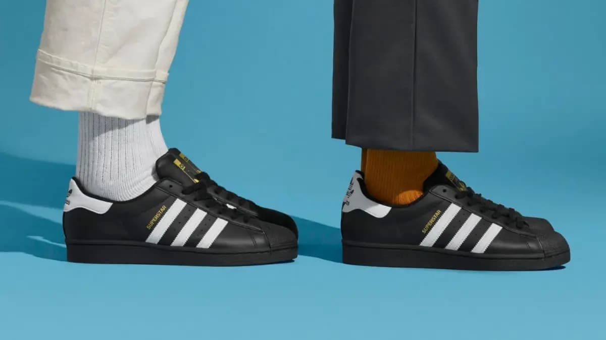 Bất chấp mọi xu hướng: Sneaker đen luôn là "chân ái"