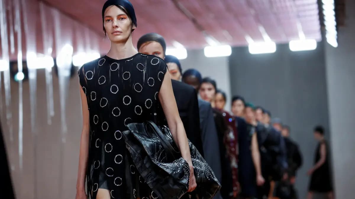 Prada: Biểu tượng của sự sang trọng và đẳng cấp