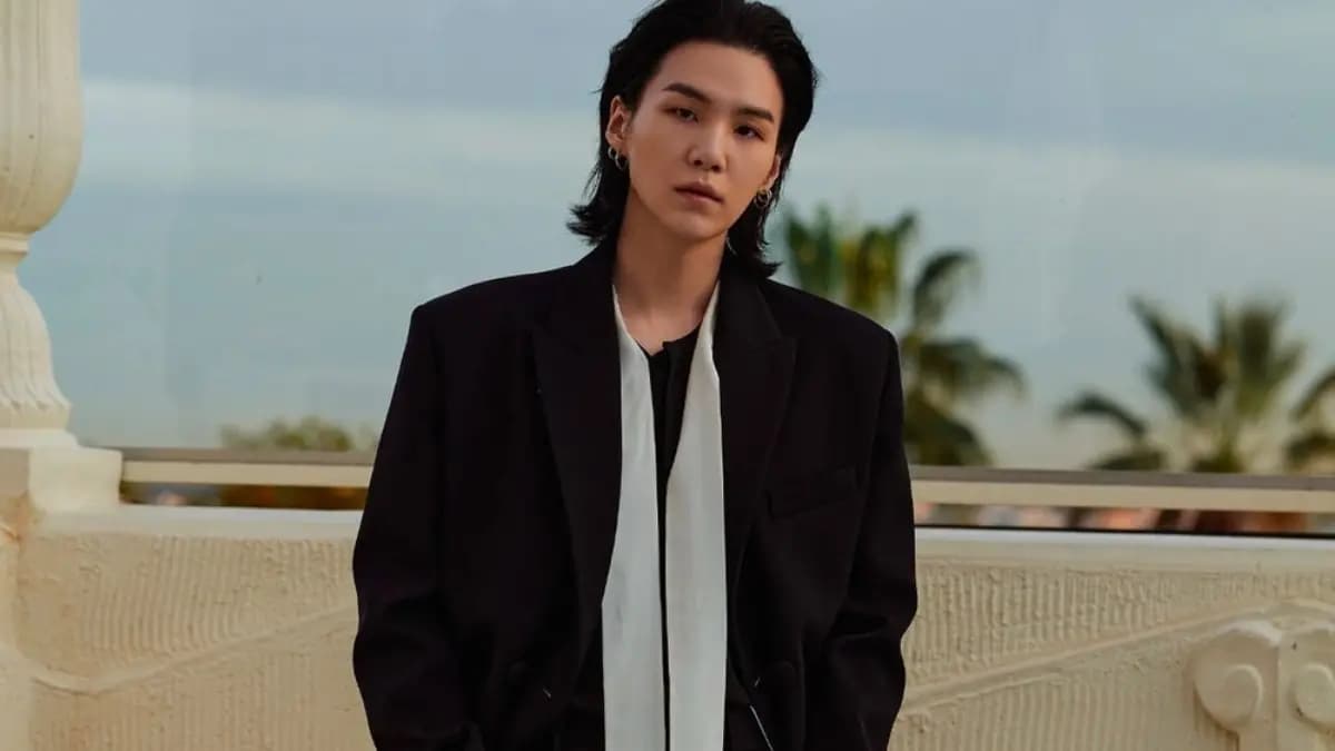 Hé lộ bộ sưu tập giày dép "đắt xắt ra miếng" của Suga BTS