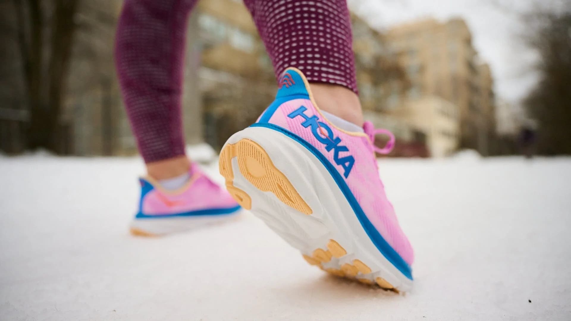 Đánh Giá Hoka Clifton 9: Giày Chạy Đường Được Đệm Tốt Với Giá Trị Tốt