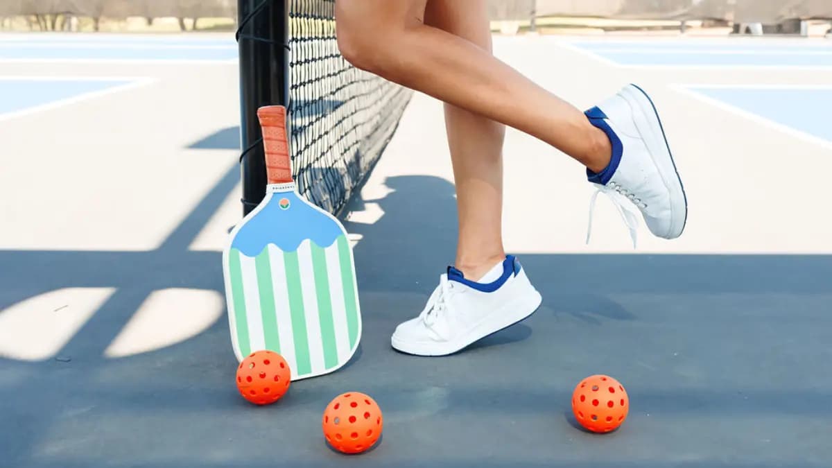 Nên chọn giày sân trong hay sân ngoài? Sự khác biệt bạn cần biết