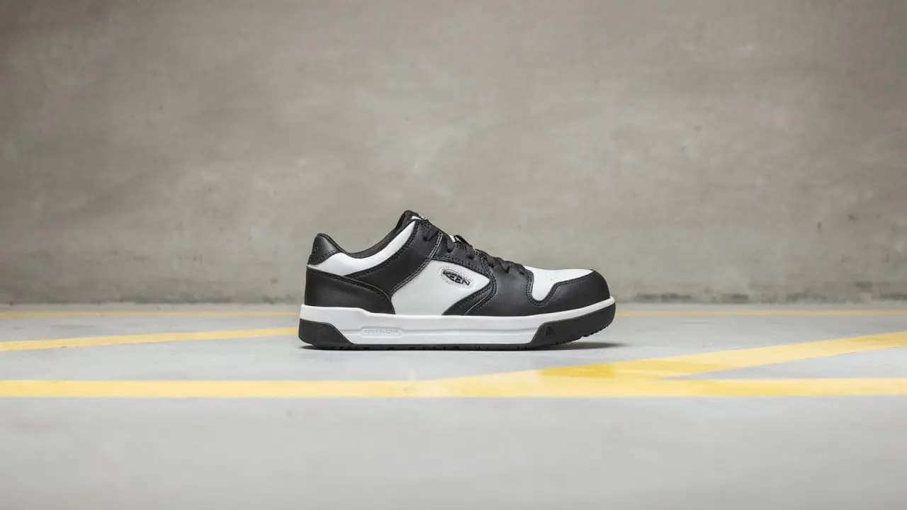 Keen Overton kết hợp sneaker cổ điển với giày lao động