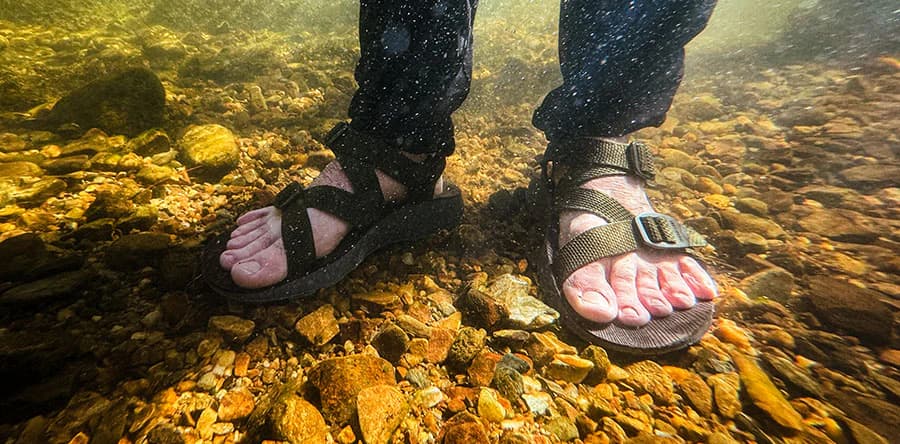 Hướng dẫn vệ sinh sandal đúng cách