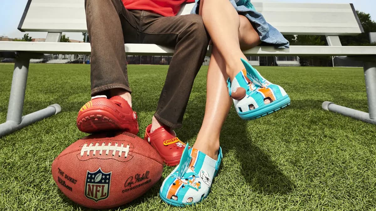 Crocs dấn thân vào lòng người hâm mộ bóng bầu dục Mỹ với bản collab cùng National Football League