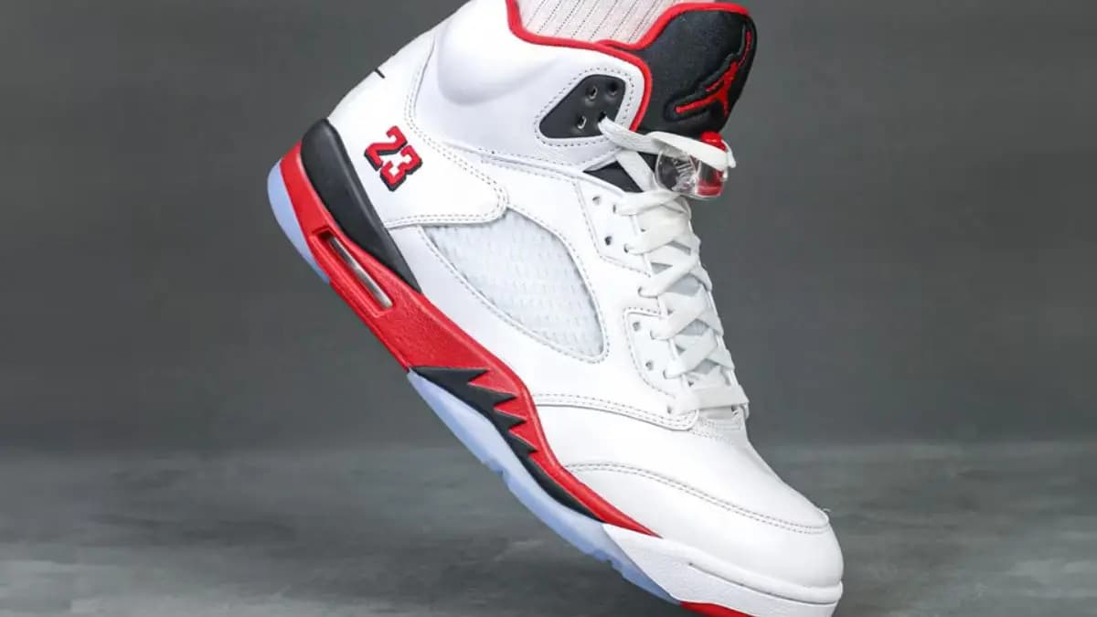 Sự phát triển của Air Jordan 5 'Fire Red' qua các thời kỳ