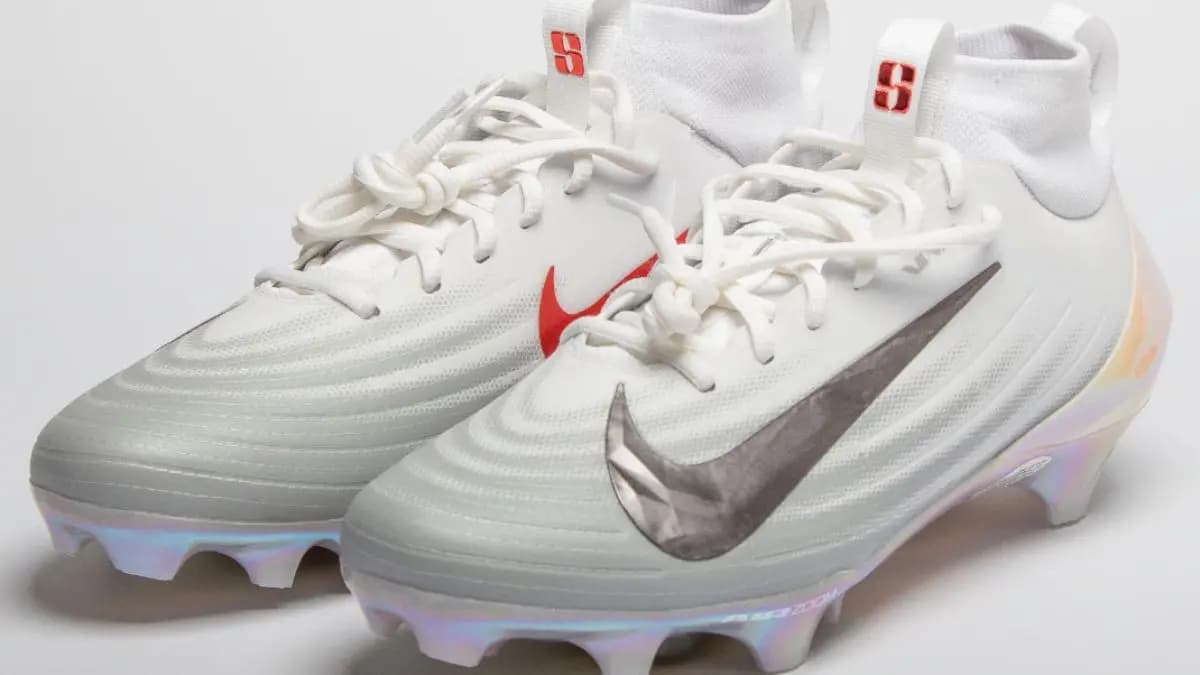 Ducks of a Feather: Justin Herbert ra mắt đôi giày đá bóng lấy cảm hứng từ Nike Sabrina 3