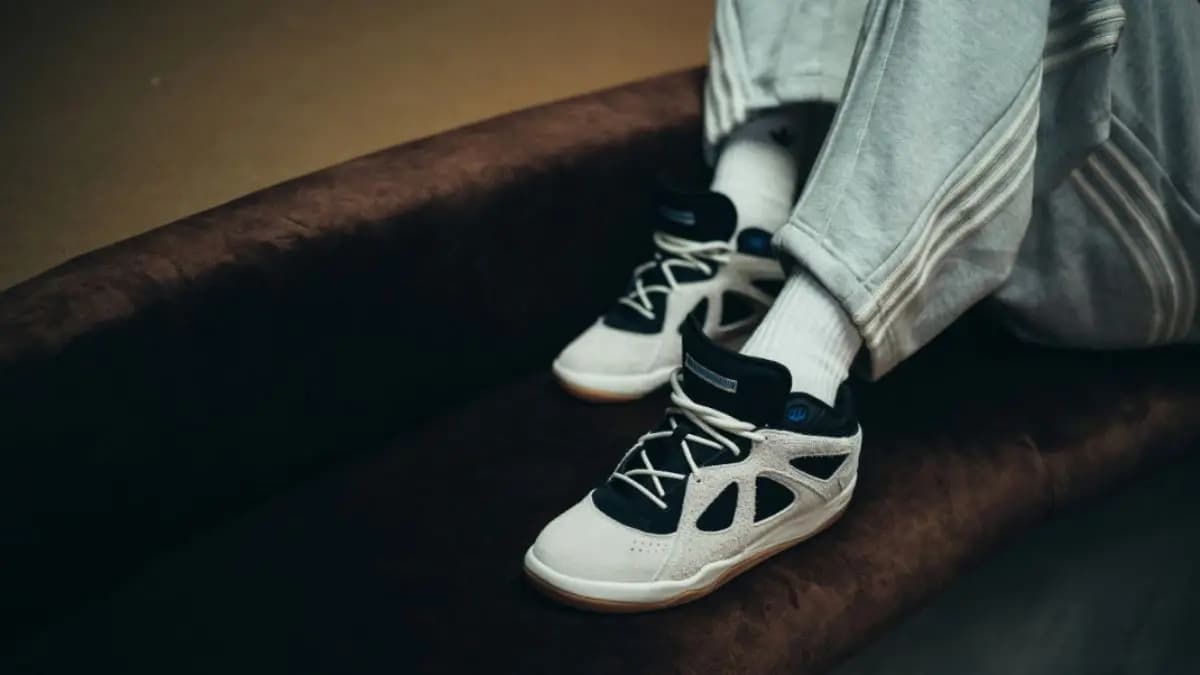 Bad Bunny diện adidas BadBo 1.0 “Rise” trong hình ảnh chính thức của phối màu Super Bowl