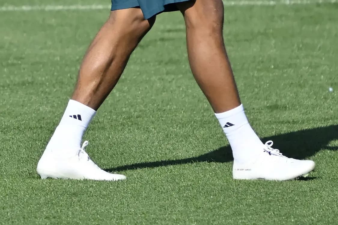Kylian Mbappé lần đầu tiên mang đôi giày bóng đá của On trong buổi tập cùng Real Madrid