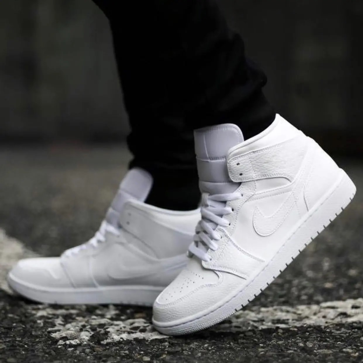 Giày Nike Air Jordan 1 Mid 'Triple White' 554724-130 — ảnh 2