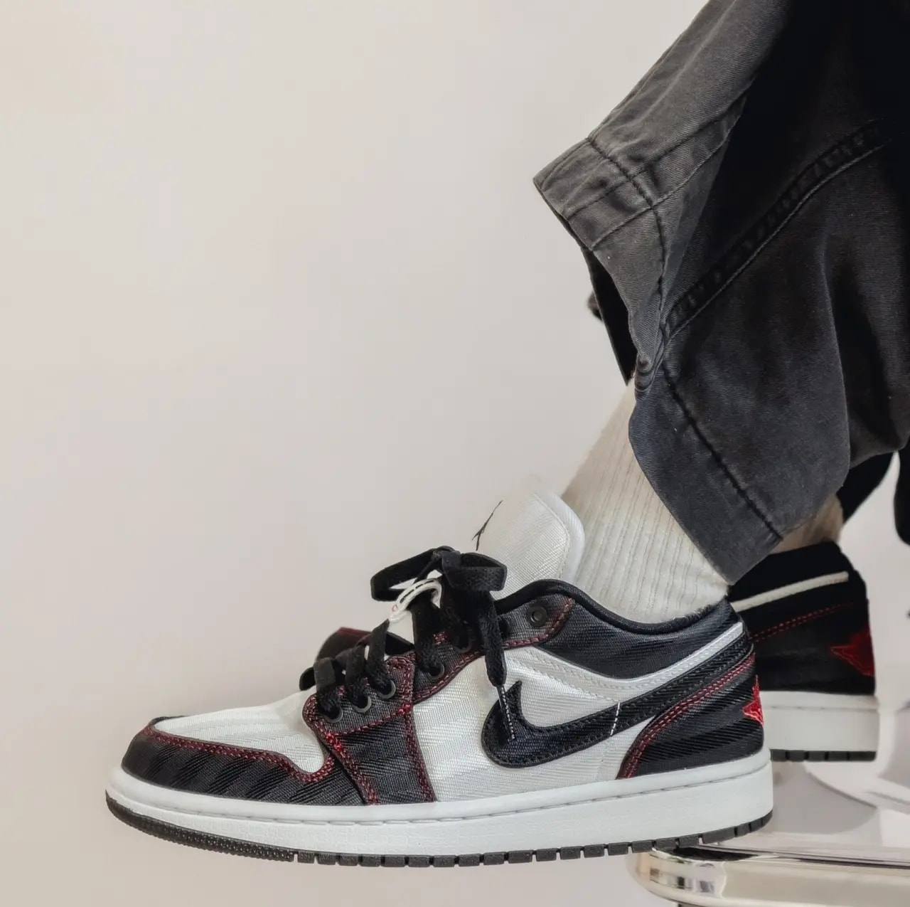 Giày Nike Wmns Air Jordan 1 Low SE Utility 'White Black Red' DD9337-106 — ảnh 2