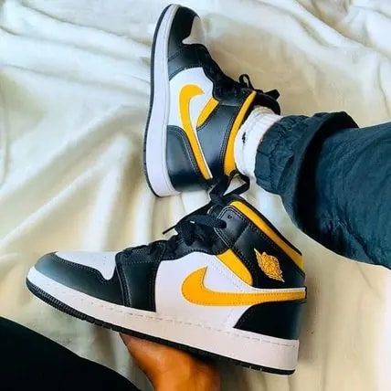Giày Nike Air Jordan 1 Mid 'Black University Gold' 554724-177 — ảnh 2