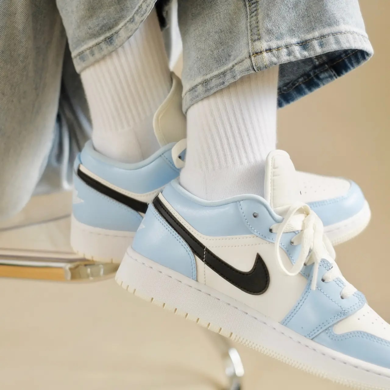 Giày Nike Air Jordan 1 Low GS 'Ice Blue' 554723-401 — ảnh 2
