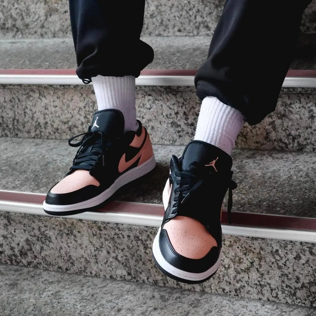 Giày Nike Air Jordan 1 Low 'Crimson Tint' 553558-034 — ảnh 3