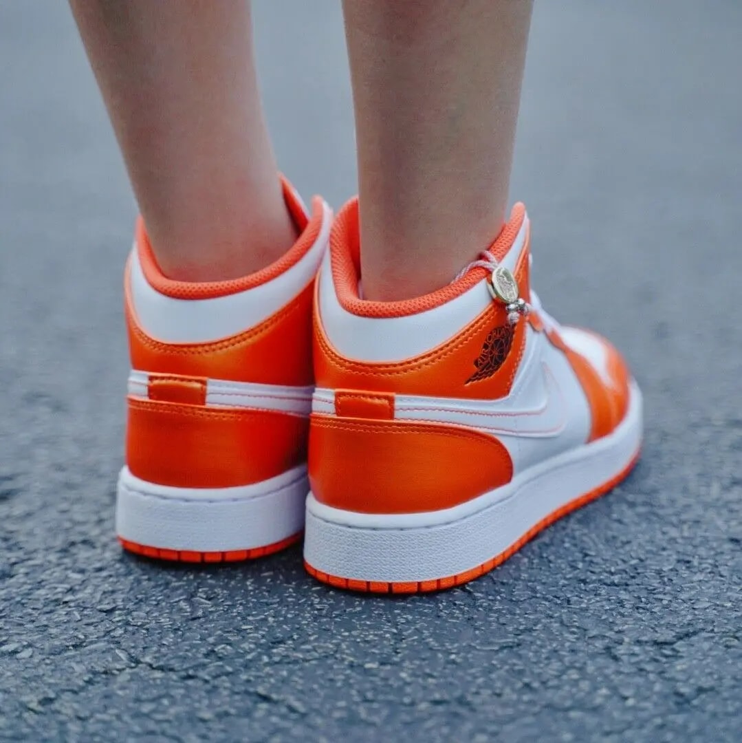 Giày Nike Air Jordan 1 Mid SE GS 'Electro Orange' DM4228-800 — ảnh 3