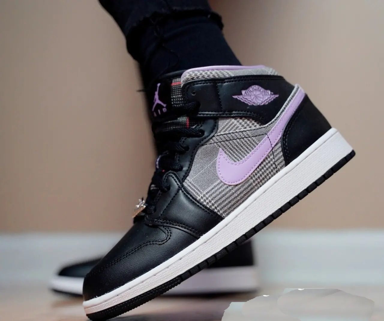 Giày Nike Air Jordan 1 Mid SE GS 'Houndstooth' DC7226-015 — ảnh 2