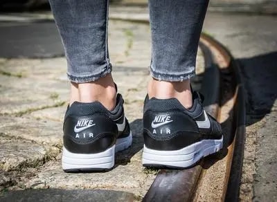 Giày Nike Air Max 1 Ultra Essentials Wmns 'Black' 704993-007 — ảnh 3