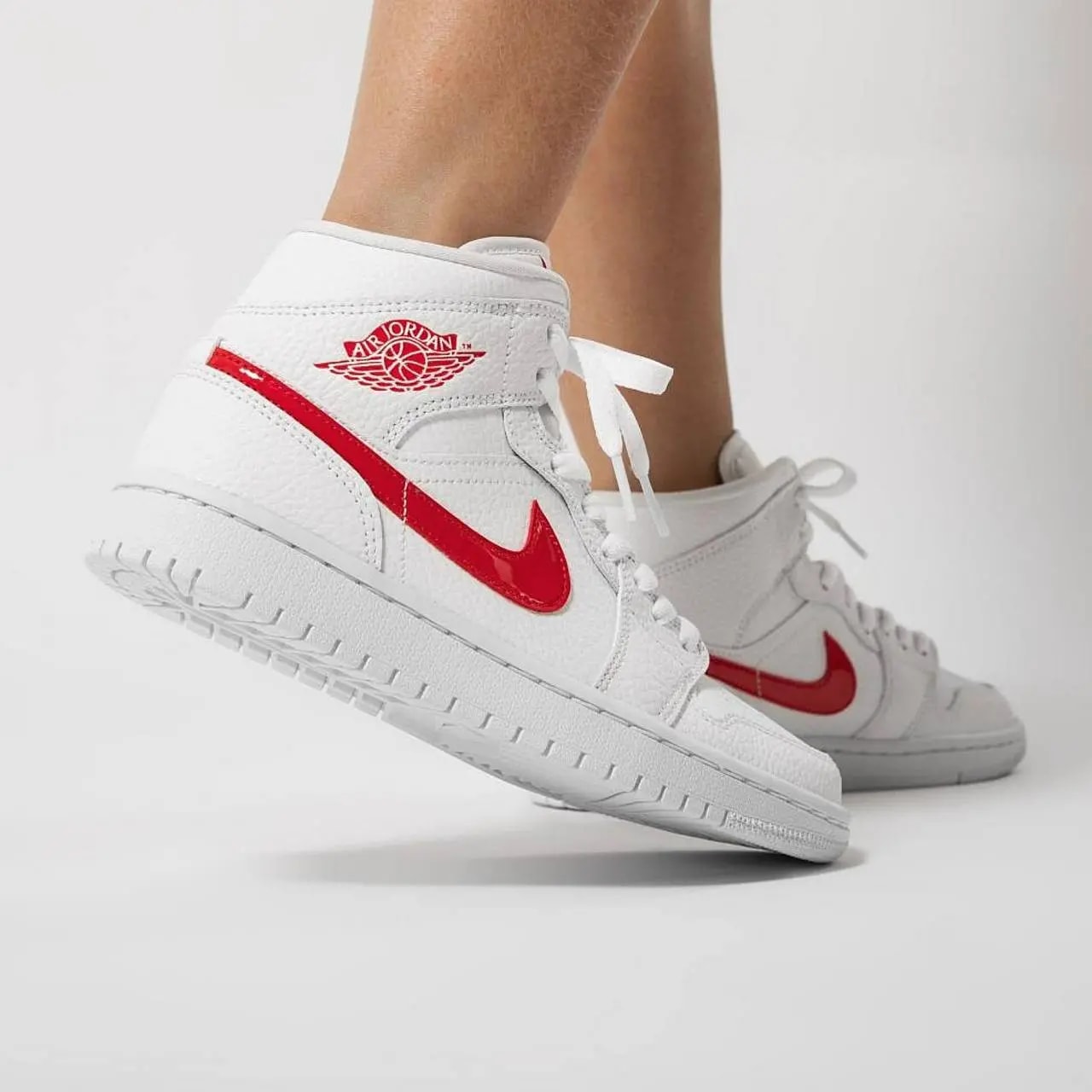 Giày Nike Wmns Air Jordan 1 Mid 'White University Red' BQ6472-106 — ảnh 4
