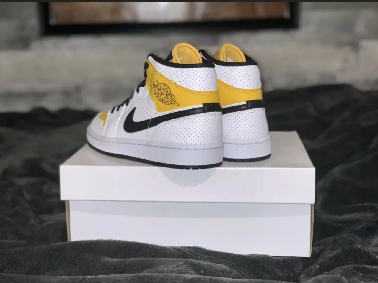 Giày Nike Air Jordan 1 Mid 'White University Gold' BQ6472-107 — ảnh 5