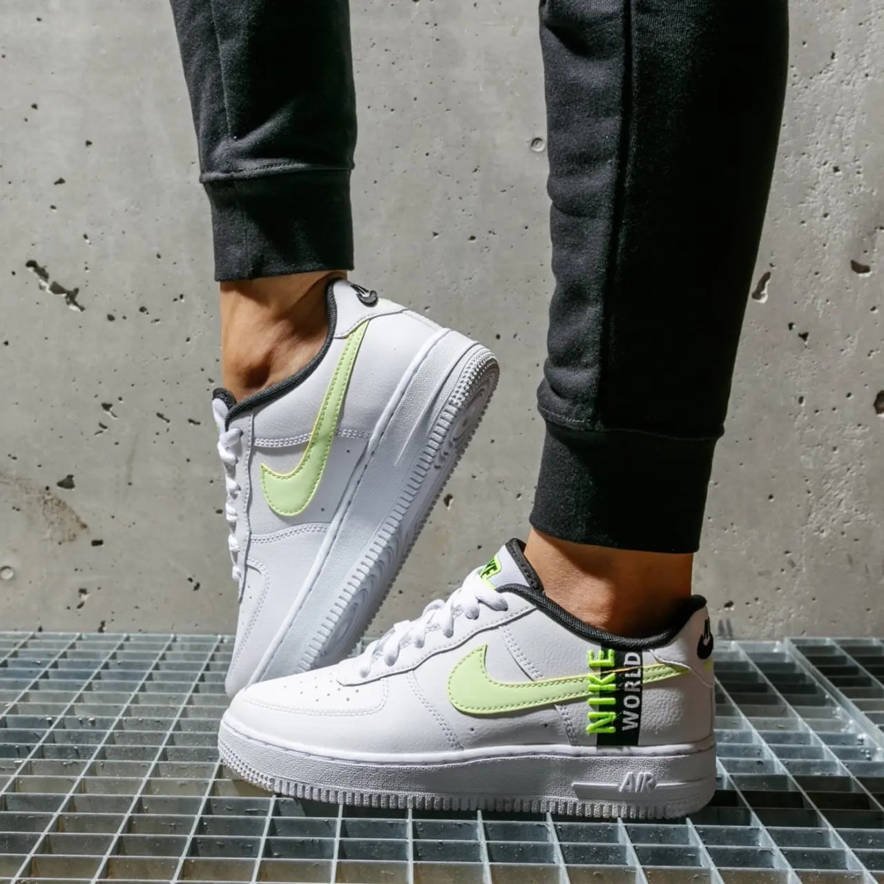 Giày Nike Air Force 1 LV8 1 GS 'Worldwide Pack Barely Volt' CN8536-100 — ảnh 4