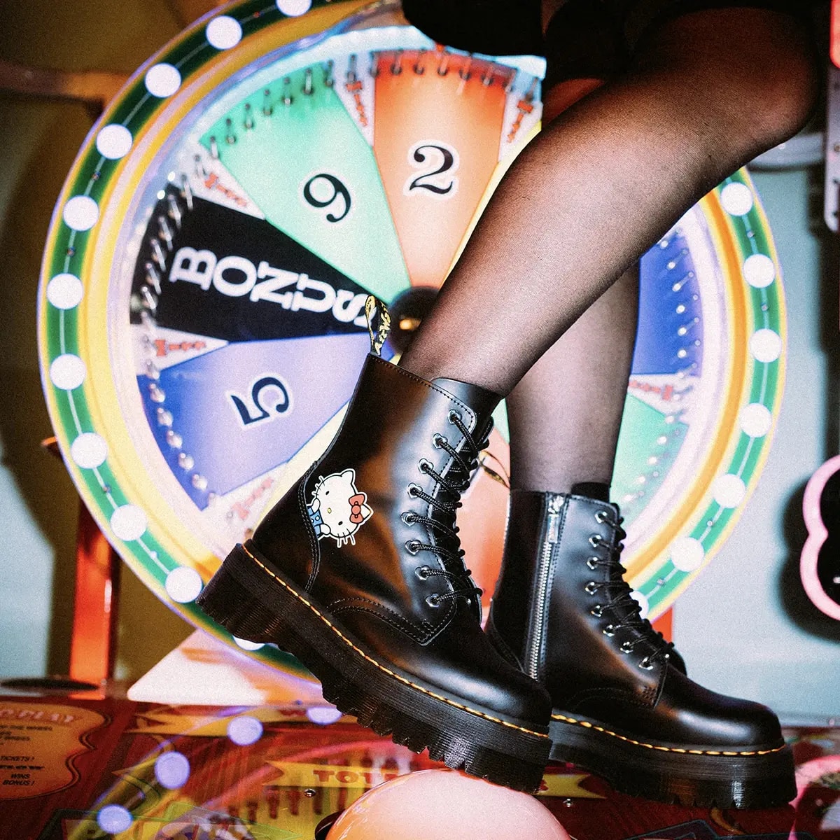Giày Dr. Martens x Hello Kitty Jadon 25913001 — ảnh 5