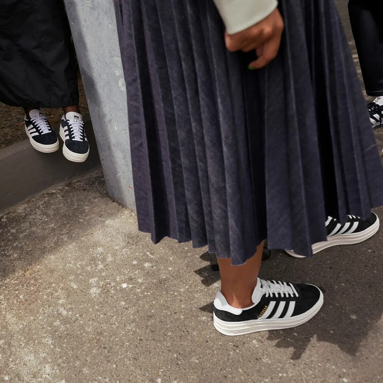 Giày Adidas Wmns Gazelle Bold 'Black White' HQ6912 — ảnh 5