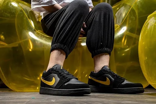 Giày Nike Air Jordan 1 Low 'Black University Gold' 553558-071 — ảnh 3